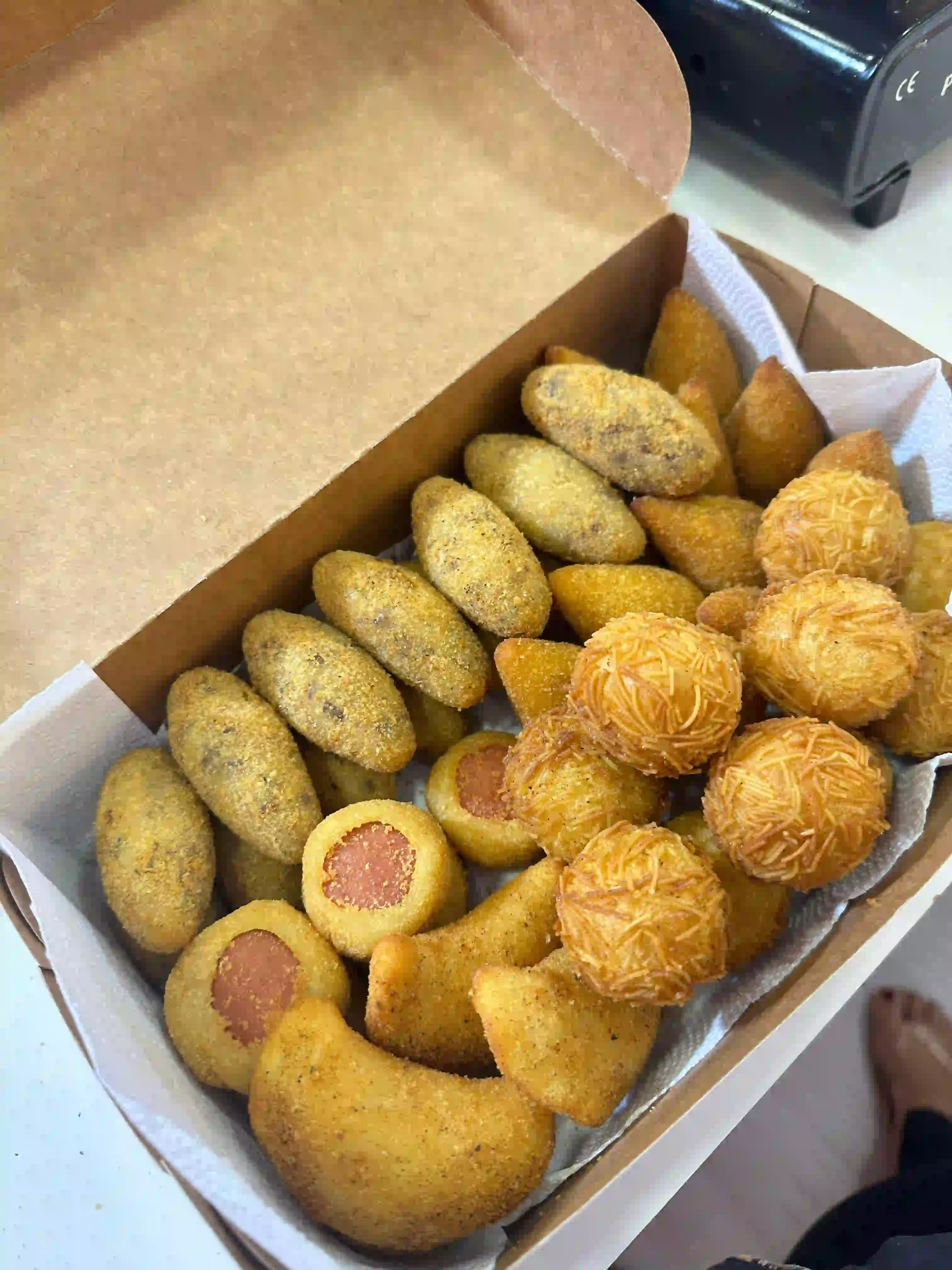 Bandeja variada de salgados fritos crocantes